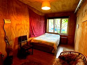 Una camera da letto in legno