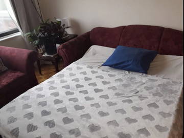 Roomlala | Upscale Unit Downtown-Women Only