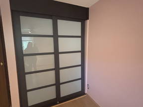 Habitación privada asequible en el piso superior