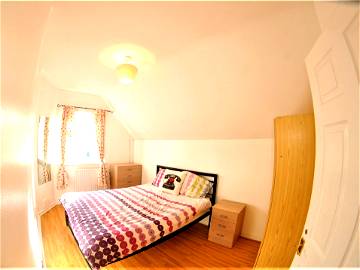 Roomlala | Vast room in a Lovely house near Central