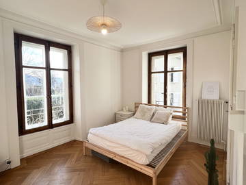 Roomlala | Very Large Bright Room In Hausmannian Apartment