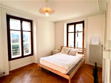Roomlala | Very Large Bright Room In Hausmannian Apartment