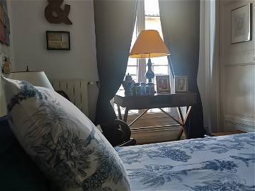 Roomlala | Very nice, bright room. Close to Liber Square