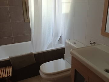 Logement entier à louer à Torroella De Montgrí - photo 19 : salle de bain-19