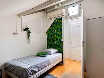 Roomlala | Warm And Bright Room – 12m² - IV10