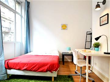 Roomlala | Warm And Bright Room – 13m² - ST17