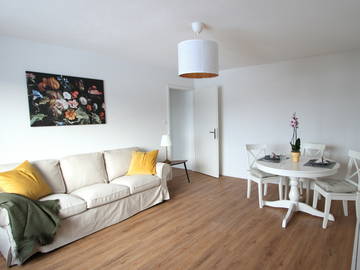 Roomlala | We are renting a renovated studio, with the possibility of furnishing it.