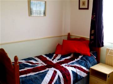 Roomlala | Well Appointed Double Sized Furnished Room