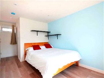 Roomlala | Well Furnished double bed with en suite