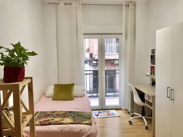 Roomlala | Wynajmij 1 pokój na odnowionym piętrze / Tylko dziewczyny
