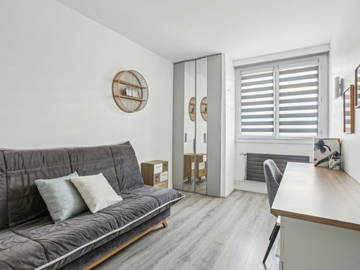 Roomlala | Zimmer (für Frauen) bei einer Gastfamilie in einem Luxusapartment