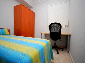 Roomlala | Zimmer Mit Klimaanlage Auf Dem Reina Merc Campus